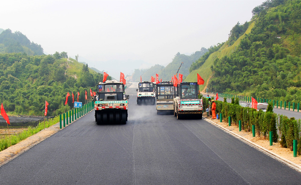 集团公司高速公路建设上半年稳步推进.jpg