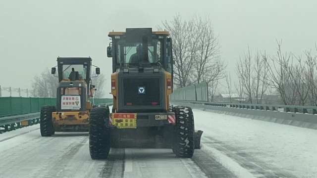 2月21日，六安西中心除雪小组在周集往南照方向用装载机进行梯队除雪作业.jpg